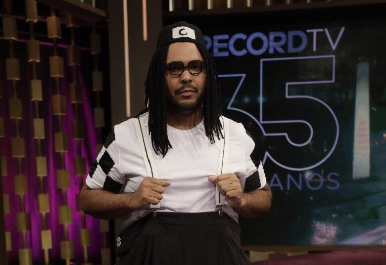 Paulo Vieira também aparece com um visual para lá de diferente: Chiquinho, famoso personagem da fase apresentadora infantil da convidada