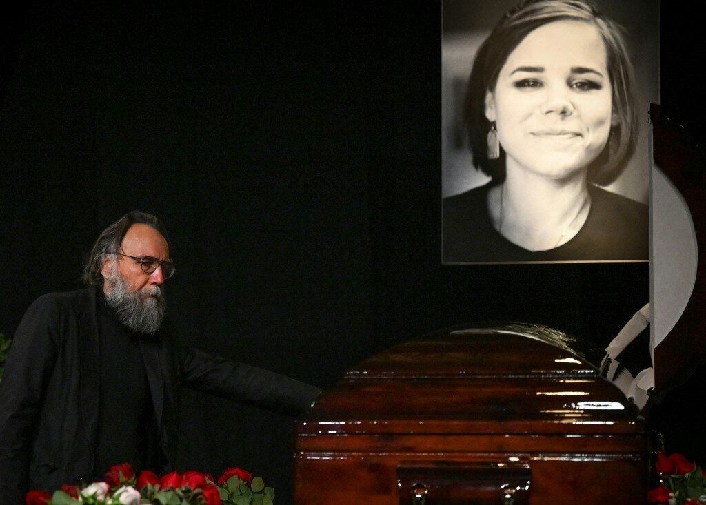Alexander Dugin durante o funeral da filha Daria Dugina, morta em um atentado