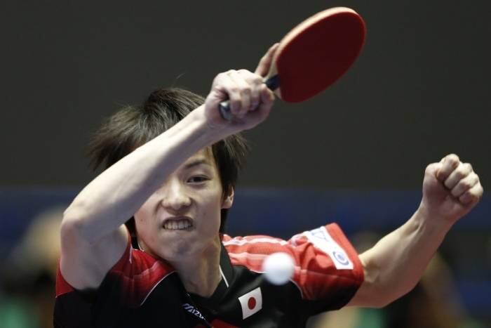 O japonês Kenta Matsudaira faz uma jogada em partida contra o grego Konstantinos
Papageorgiou,
durante o Campeonato Mundial de Tênis de Mesa em Tóquio