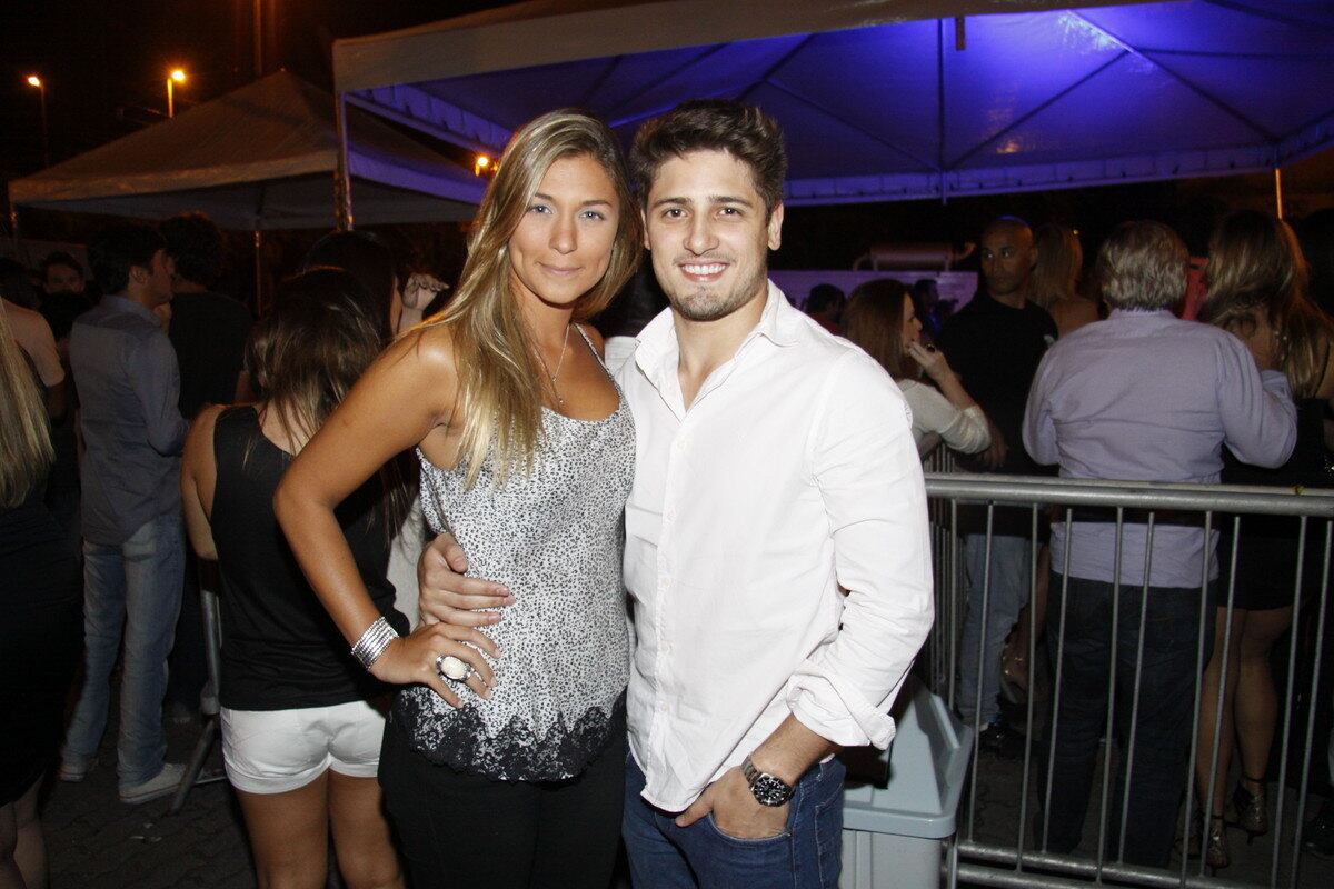 O ator Daniel Rocha levou a namorada, a estudante Rafaella Cito, para curtir a festa de Hugo Gloss