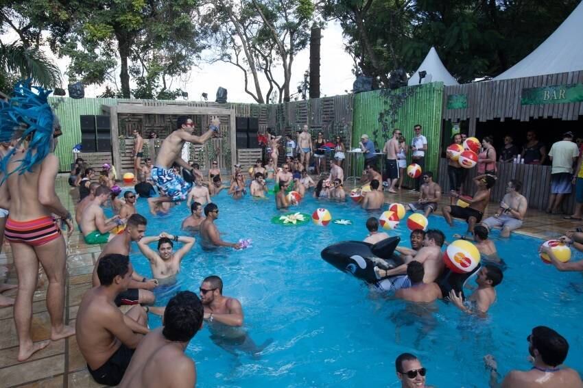 Sunga, bíquini e azaração era o clima da piscina do festival