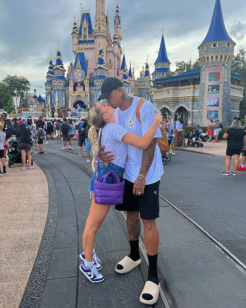Desde 2017, Léo e Lorena Improta têm um relacionamento de idas e vindas. Eles são pais da bebê Liz, que completará um ano ainda neste mês de setembro.