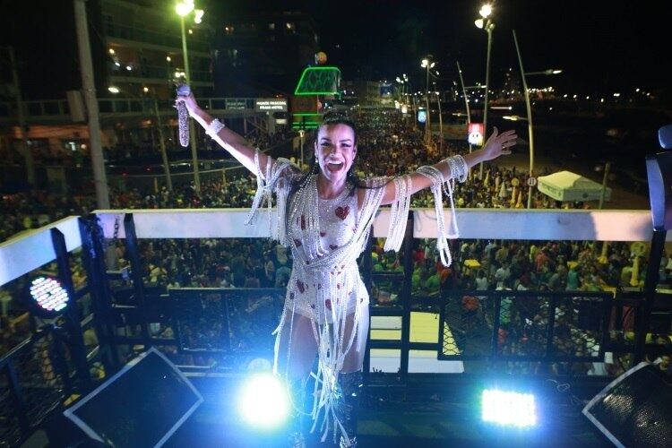 Musa do Babado Novo agitou o "folião pipoca" com ajuda de outras celebridades da música