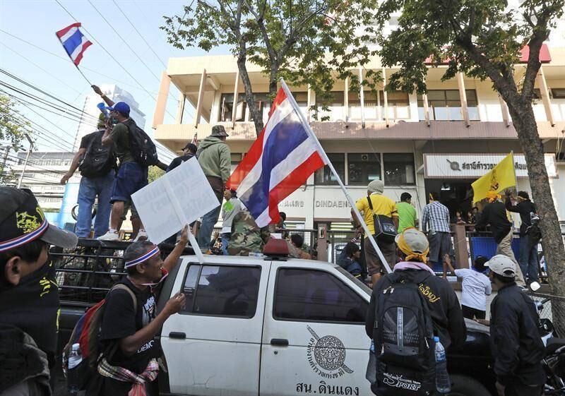 Um policial morreu e pelo menos 48 pessoas ficaram feridas no confronto entre as forças de segurança e manifestantes