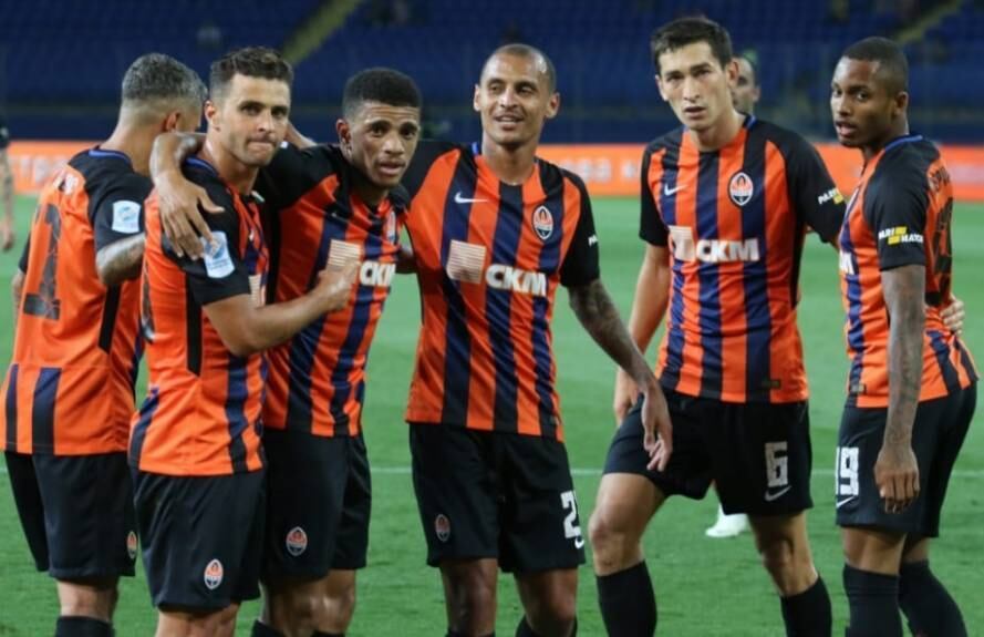 Na Ucrânia, o maior bilionário do país, Rinat Akhmetov, é o dono do Shakhtar Donetsky desde 1996. De lá pra cá, a equipe, que está sempre recheada de jogadores brasileiros, ve