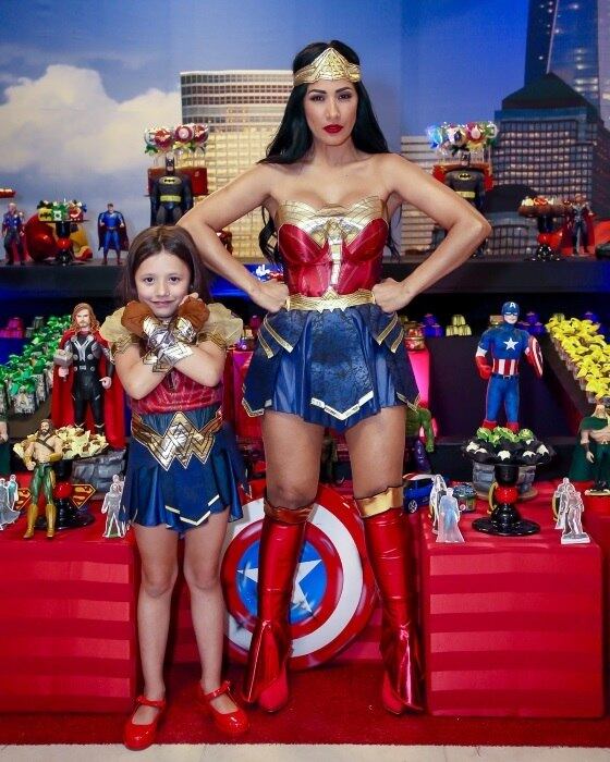 Simaria brincou de Mulher-Maravilha ao lado da filha, Giovanna