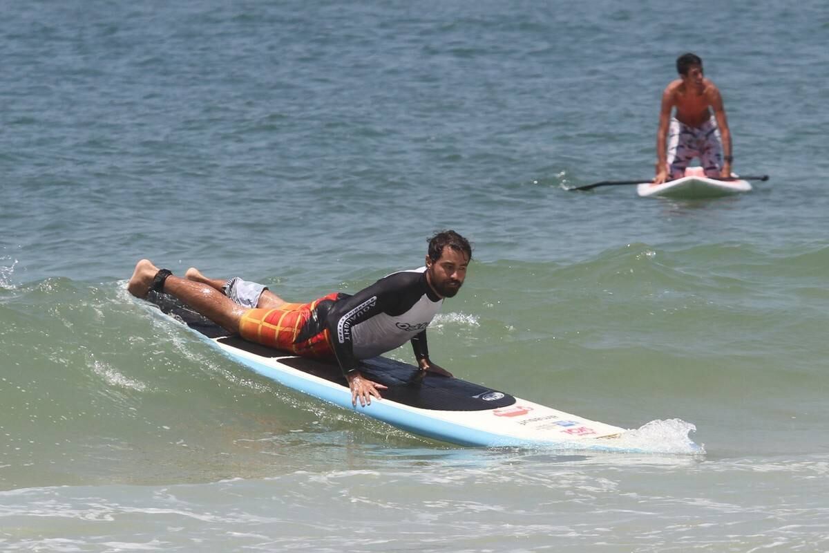 Bruno Gagliasso e Ricardo Pereira praticam stand up paddle na praia da Barra da Tijuca, no Rio