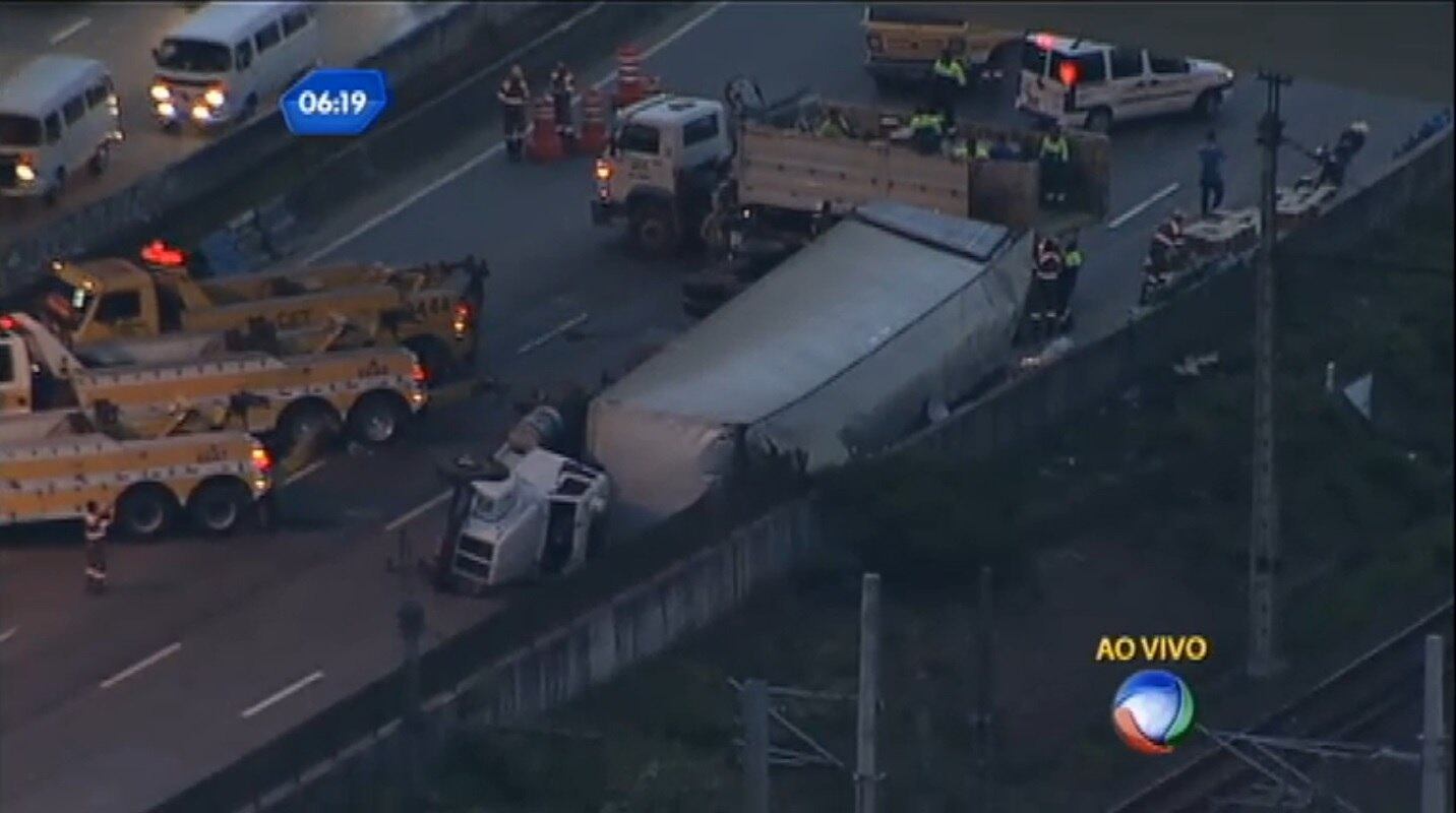 Uma carreta que transportava sabão líquido tombou na marginal Pinheiros, sob a ponte
Bernardo Goldfarb, na zona oeste da capital, por volta das 4h40 desta
quinta-feira (24). De acordo com a CET, a pista expressa tem duas faixas bloqueadas no sentido Castello Branco. O caminhão foi retirado do local por volta das 10h20, segundo a companhia