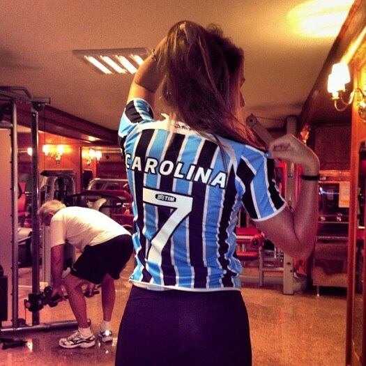 Carol gosta de futebol e é torcedora do Grêmio