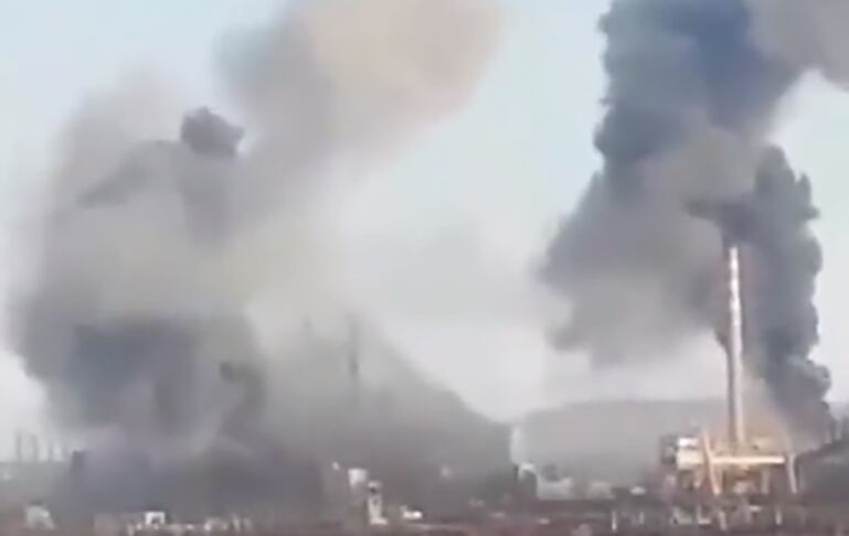 A usina siderúrgica e metalúrgica Azovstal foi fortemente danificada por ataques da Rússia