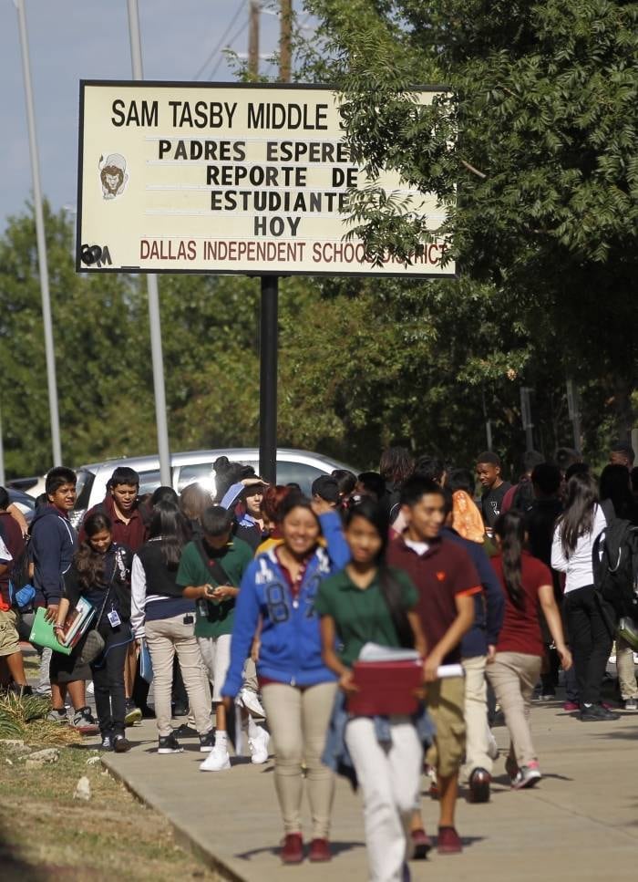 Estudantes de uma escola em Dallas foram liberados já que um dos alunos do colégio teve contato com o homem infectado pelo ebola
