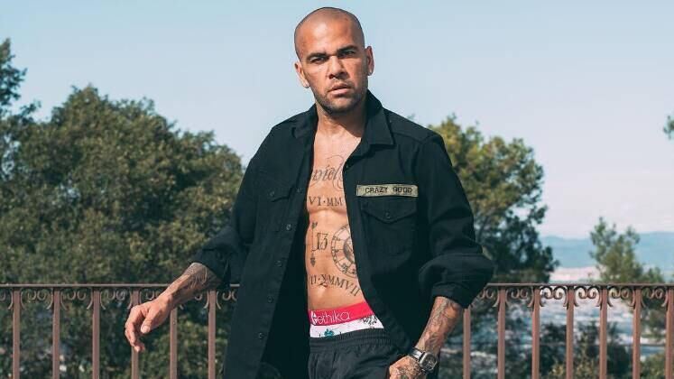 Julgamento do jogador Daniel Alves está marcado para fevereiro

Acusado de estuprar uma mulher e 23 anos em uma boate em Barcelona, na Espanha, o jogador deverá ser julgado em fevereiro de 2024 naquele país. O Ministério Público pede que ele seja condenado a nove anos de prisão e a audiência vai acontecer de 5 a 7 de fevereiro de 2024. O jogador já mudou seu depoimento várias vezes e seus advogados tentaram fazer com que Daniel esperasse o julgamento em liberdade, mas não conseguiram