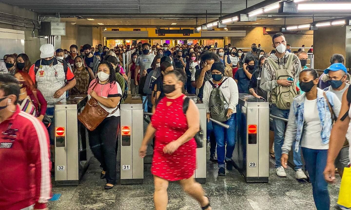 O Estado de São Paulo retorna nesta segunda-feira (12) à fase vermelha, um pouco menos restritiva que a emergencial, que vigorou até domingo (11). Para o trabalhador paulistano que pega transporte público, porém, as mudanças são pequenas, uma vez que a capital paulista amanheceu o dia e começou a semana com garagens de ônibus cheias de coletivos sem rodar e o transporte público abarrotado
