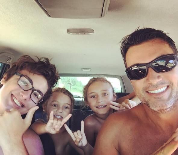 No entanto, o esgotamento parece ter vencido o campeão de A Fazenda 3. Ele lamentou.
— Estava tão esgotado mental e fisicamente, que precisava ficar um tempo com minha família. Pedi seis meses para poder ficar com meus filhos. Não sei se não expliquei isso direito, deveria ter explicado melhor isso, não sei. O fato é que o tempo passou e nunca mais tivemos uma nova reunião. Espero um novo convite, iria adora fazer novelas na Record TV. Ser ator ainda está nos meus planos!