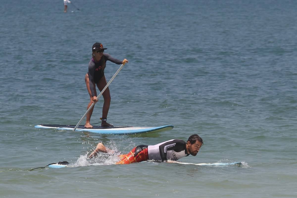 Bruno Gagliasso e Ricardo Pereira praticam stand up paddle na praia da Barra da Tijuca, no Rio