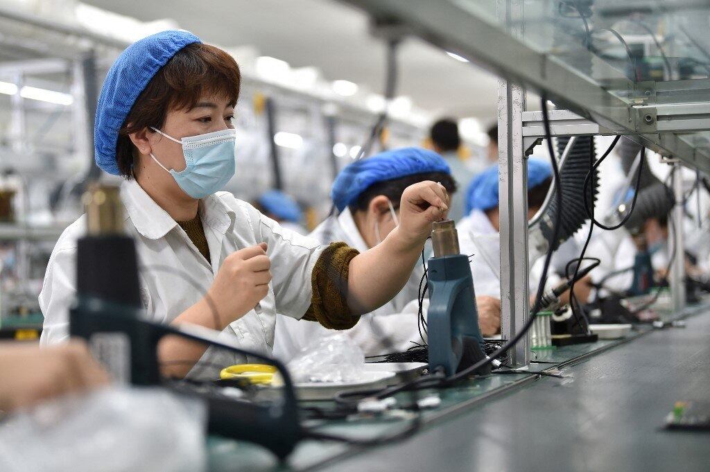 Trabalhadores em fábrica chinesa