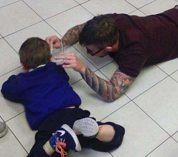 A família de Mason visitou o cabeleireiro Jason na última terça-feira (3). Foi só então que a oportunidade para cortar o cabelo do menino surgiu 