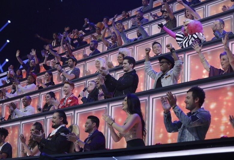 A grande final será exibida, ao vivo, na próxima quarta-feira (12), a partir das 22h45. Os cem jurados terão
participação fundamental e vão definir os três melhores da noite, que se
apresentarão novamente. O público, então, terá a oportunidade de escolher,
entre esses três, o campeão da primeira temporada, que levará para casa o
prêmio de R$ 300 mil. Não perca!