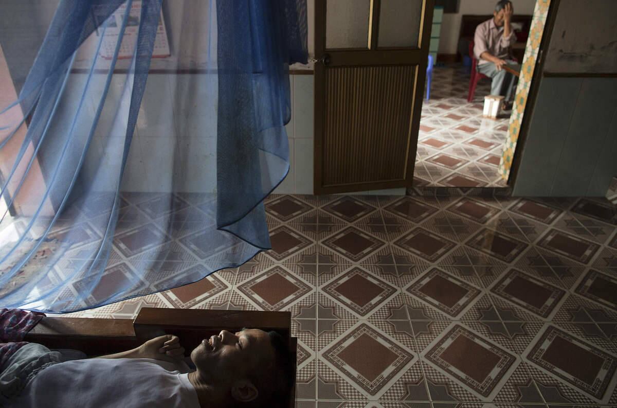 Enquanto
o pai recebe as visitas, Lai Van Manh descansa na cama da família em Thai Binh.
O pai do garoto é ex-oficial da inteligência norte-vietnamita e também foi
contaminado pelo herbicida. Ele a sua mulher cuidam de dois filhos com graves
problemas de saúde