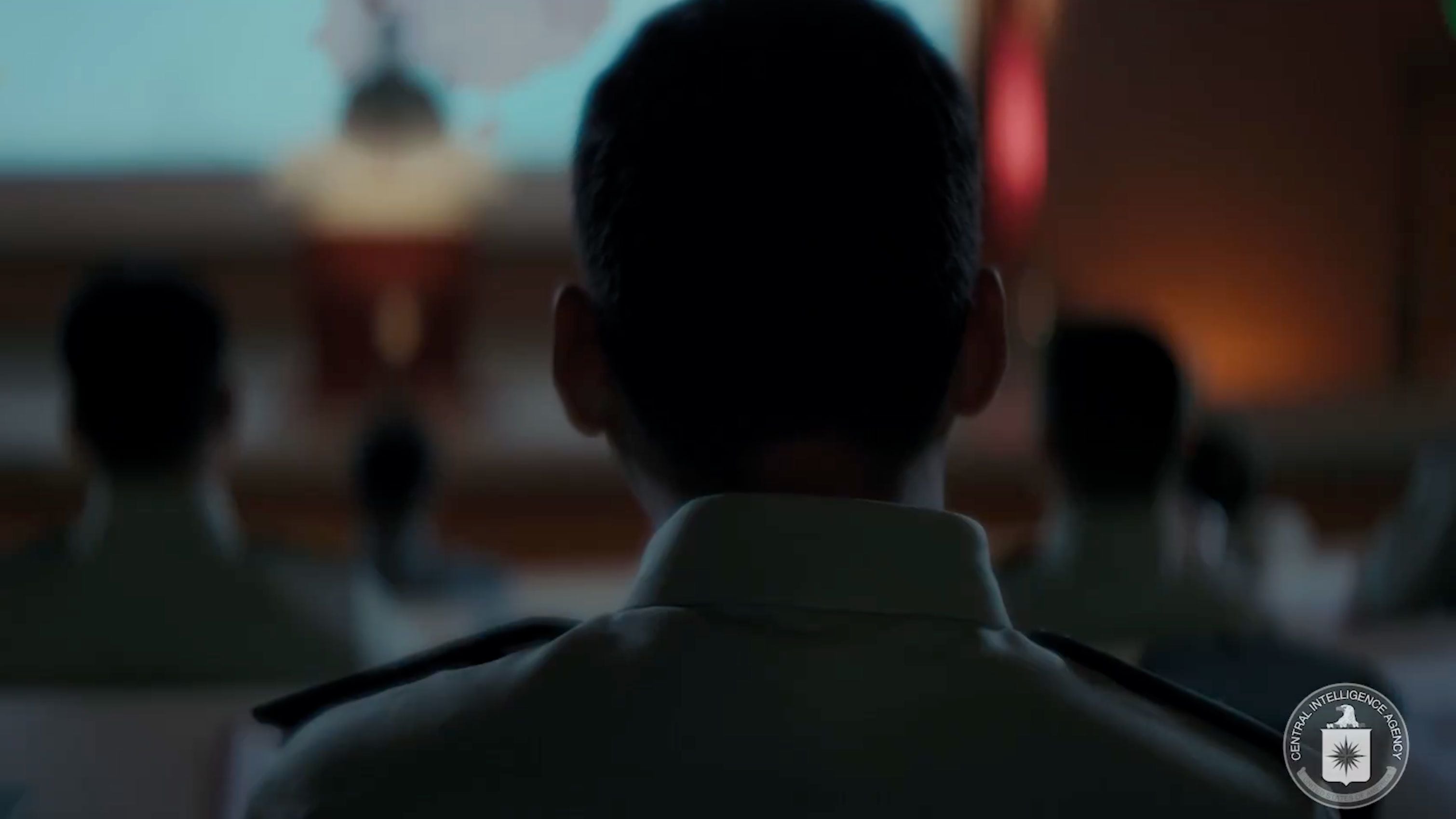 Captura de tela do vídeo de recrutamento da CIA, mostrando um soldado de costas prestando continência