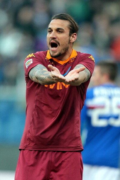 Já na Roma o ex-jogador agrediu o colega de time Erik Lamela no vestiário depois de um jogo. Apesar de ter se arrependido, Osvaldo foi multado em 50 mil euros e 10 dias de suspensão