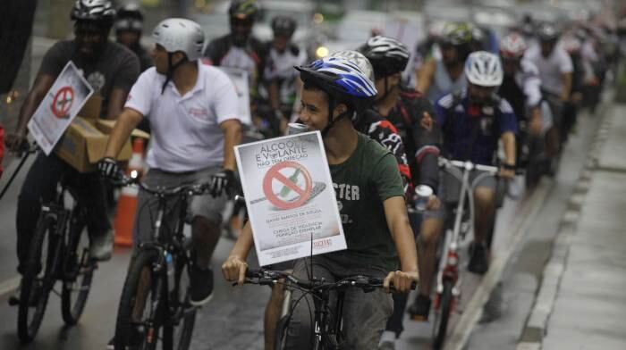 Grupo protesta contra atropelamento de jovem na avenida Paulista no último domingo (10)