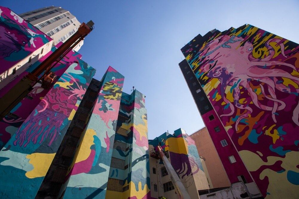 SP - GRAFITE/AQUARIO URBANO - GERAL - Um grafite de 10 mil m² está sendo pintado no centro de São Paulo onde tem por inspiração o fundo do mar. Ao lado do edificio Copan, obra 'Aquário Urbano' do artista Felipe Yung, o Flip, em parceria com o produtor cultural Kleber Pagú, interliga 15 fachadas de prédios e pretende bater recorde de maior grafite do mundo no Guinness. 27/09/2019 - Foto: ALOISIO MAURICIO/FOTOARENA/FOTOARENA/ESTADÃO CONTEÚDO