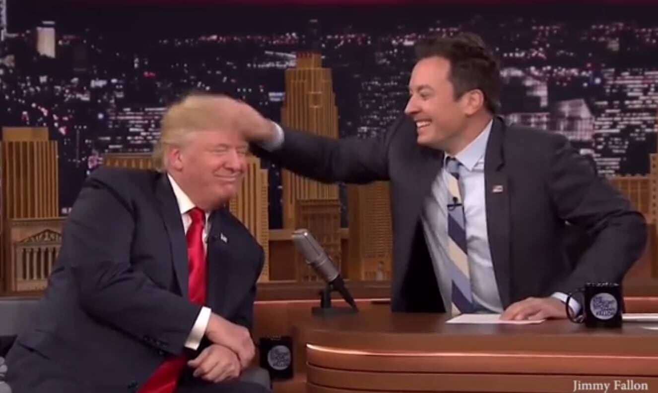 Em seguida, Trump tentou arrumar seu cabelo novamente, mas não teve muito sucesso