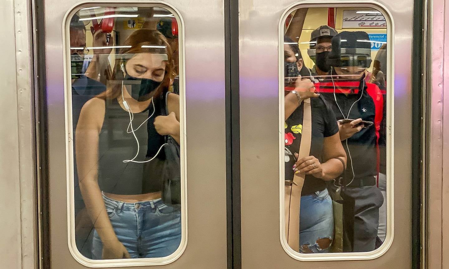 O helicóptero da Record TV mostrou que os ônibus estão nas garagens da Grande São Paulo, o que colabora para promover as aglomerações nos poucos coletivos que estão nas ruas e, consequentemente, lotar as outras modalidades de transporte, como metrô e trens. Em um estacionamento da Grande São Paulo, é possível ver mais de 50 coletivos encostados e sem rodar
