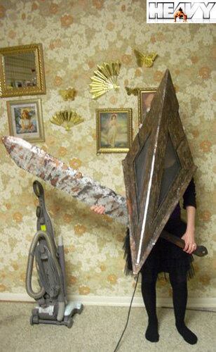 O Pyramid Head é o personagem mais temido da série de games Silent Hill, mas, neste caso, a gente ficou com mais medo do aspirador de pó