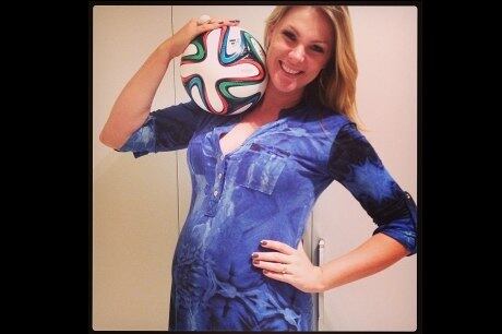 Ana Hickmann exibe a bola oficial da Copa do Mundo