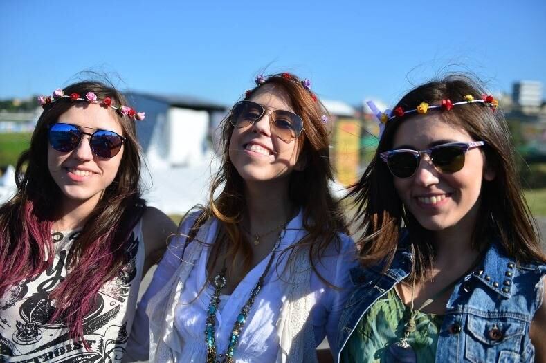 As
amigas Monique (20), Rafaela (22 anos) e Monica (20) vieram de Curitiba para
ver Imagine Dragons e Disclosure. As três estão de flores para completar o
visual
