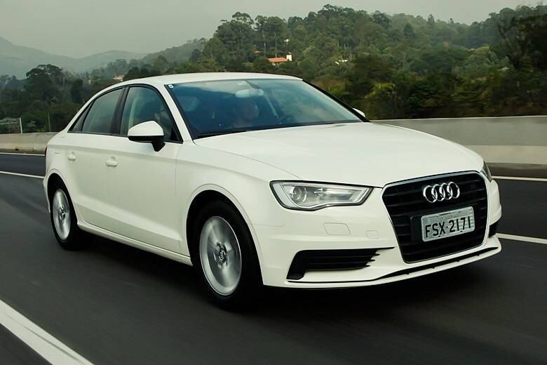 O A3 sedan chega às lojas com o apelo de ser o sedã de luxo mais barato do Brasil. Vendido a partir de R$ 94.800, o modelo alemão usa o pequeno, porém eficiente motor 1.4 turbo (122 cv) combinado ao câmbio automatizado Stronic de dupla embreagem e sete marchas. Segundo a Audi, a aceleração de 0 a 100 km/h leva 9,4 segundos. LEIA MAIS
