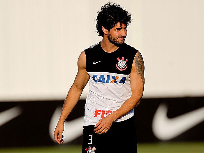O atacante Alexandre Pato virou, literalmente falando, um grande pesadelo na vida do Corinthians. Contratado com status de ídolo e astro do futebol internacional em janeiro de 2013, por R$ 40 milhões, junto ao Milan, da Itália, o jogador não correspondeu às expectativas criadas pelo clube e, após o pênalti perdido contra o Grêmio, na Copa do Brasil de 2014, que acabou eliminando o Corinthians da competição, o jogador foi negociado com o São Paulo.

Experimente grátis: todos os programas da Record
na íntegra no R7 Play

Atualmente cumprindo seu contrato de empréstimo no tricolor paulista, Pato está conversando com a Lazio, da Itália, e a possibilidade de retorno à Europa já é tratada pelo jogador e seu estafe como quase certa. E apesar do Corinthians ter investido 15 milhões de euros no seu futebol, só a possibilidade os italianos pagarem nove milhões de euros para contratá-lo já faz com que muitos no Parque São Jorge já comecem a comemorar