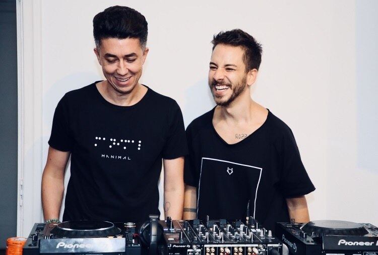 O Manimal é um duo com Junior Lima, que toca vários instrumentos e canta, e o DJ e produtor Julio Torres
