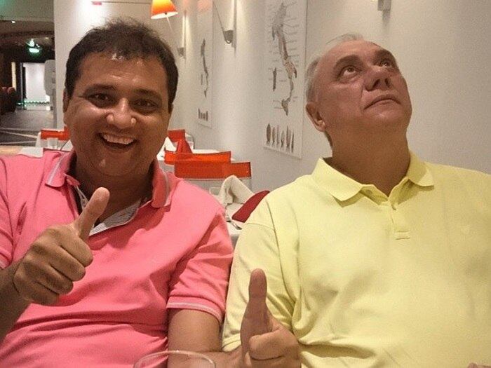 O apresentador do Domingo Show, Geraldo Luís, está há um bom tempo tentando tirar selfies com o amigo e apresentador do Cidade Alerta, Marcelo Rezende. A sequência de tentativas frustradas já virou até piada em sua rede social e tem caído no gosto dos seguidores. Nesta foto, Geraldo escreveu: "Amigo... Tentando selfie...". Veja mais na galeria!
+ Assista aos destaques do último domingo (1º)!
+ Aproveite e confira as matérias do programa Domingo Show
+ Já curtiu a página do Domingo Show no Facebook? É só clicar!
+ Siga o Domingo Show no Twitter e receba conteúdos exclusivos!