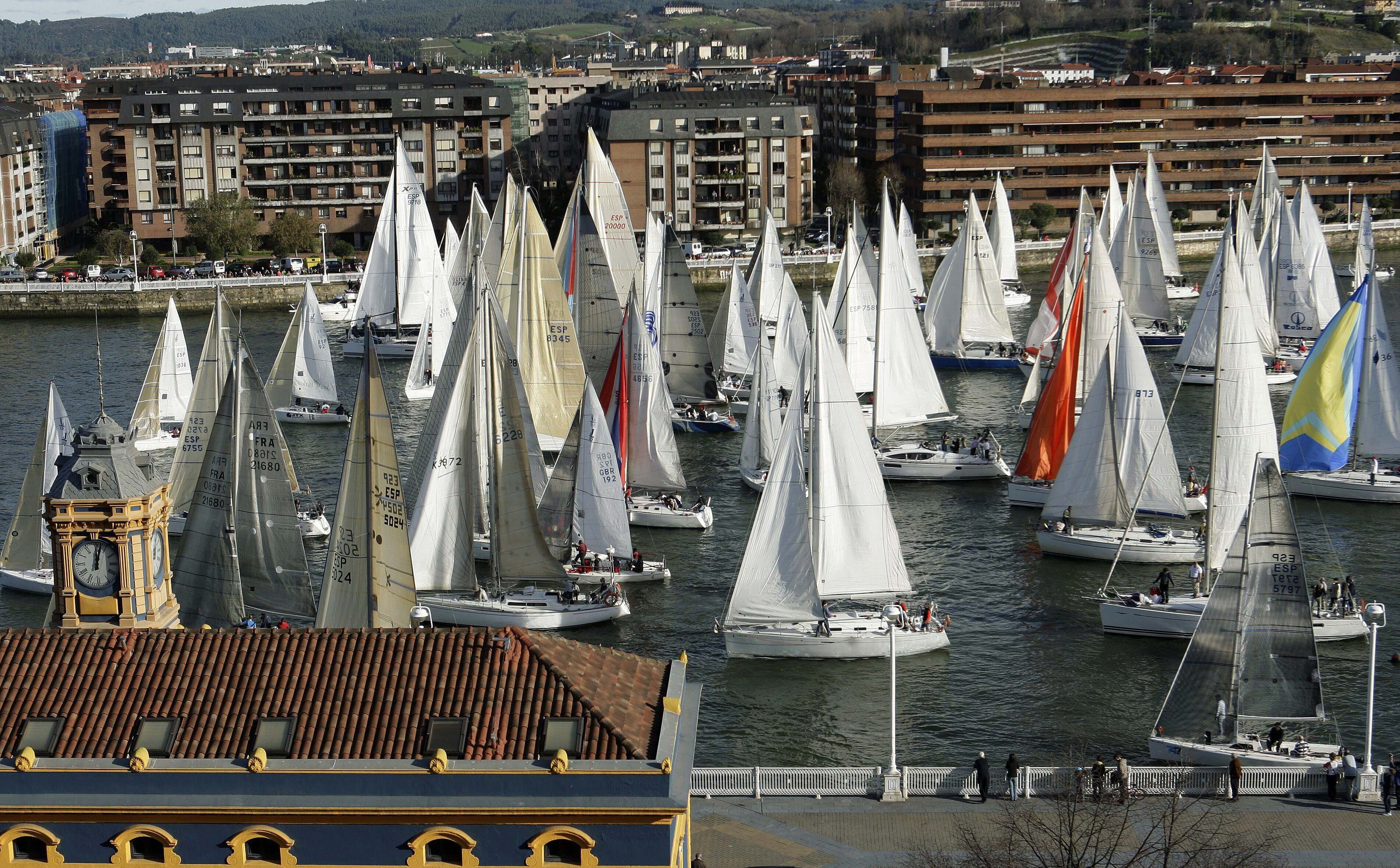 Cerca de cem barcos participaram hoje da clássica Regata del Gallo (Regata do Galo, em tradução livre), organizada pelo Clube Marítimo de Abra. A saída é realizada na tradicional ponte suspensa de Viscaya, seguida por uma volta de 20 km em mar aberto no porto de Bilbao, na Espanha