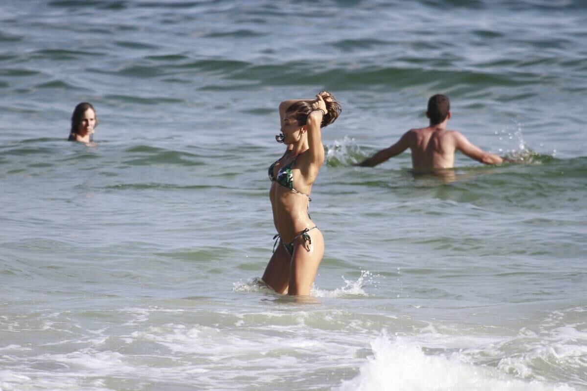 Ossos de Grazi Massafera chamam atenção em dia de praia