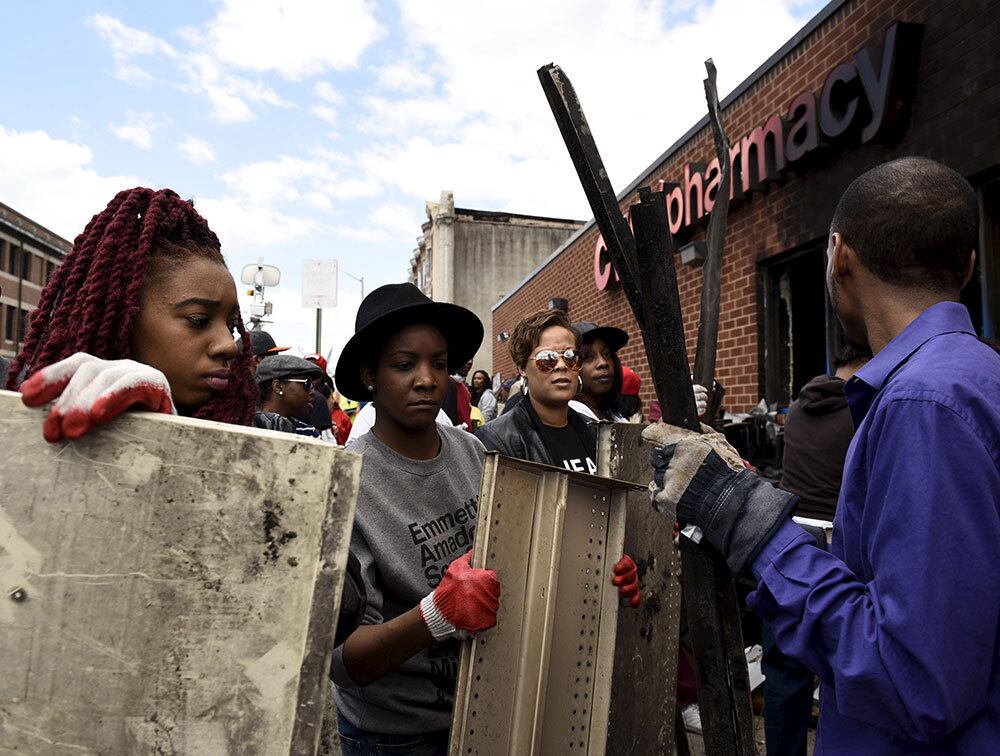 Confrontos e tumulto foram registrados após o funeral de Freddie Gray, jovem negro que morreu sob custódia policial
