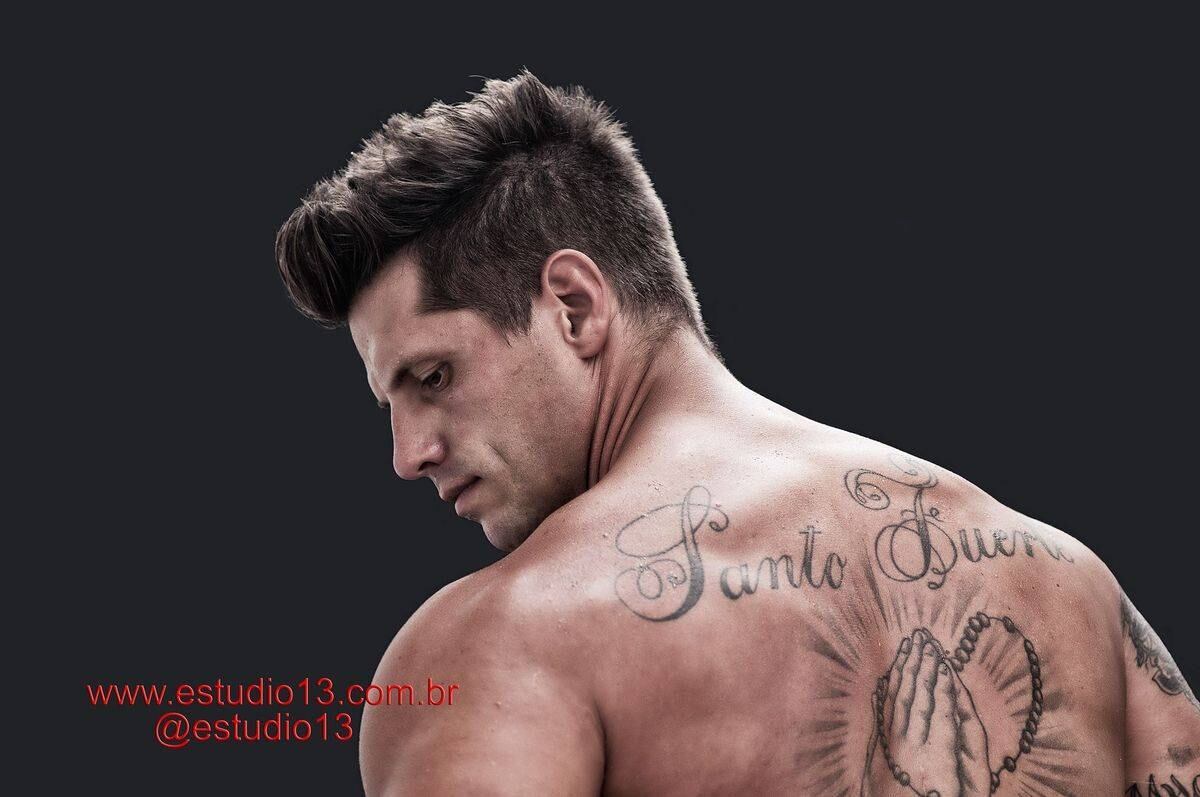 O paulistano
surgiu para o grande público após participar da segunda edição do reality show
Big Brother Brasil e ser alçado ao posto de um dos galãs do programa. Confira