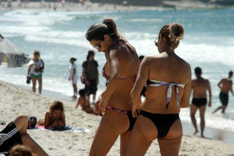 A dupla de amigas confere o biquíni antes de entrar no mar