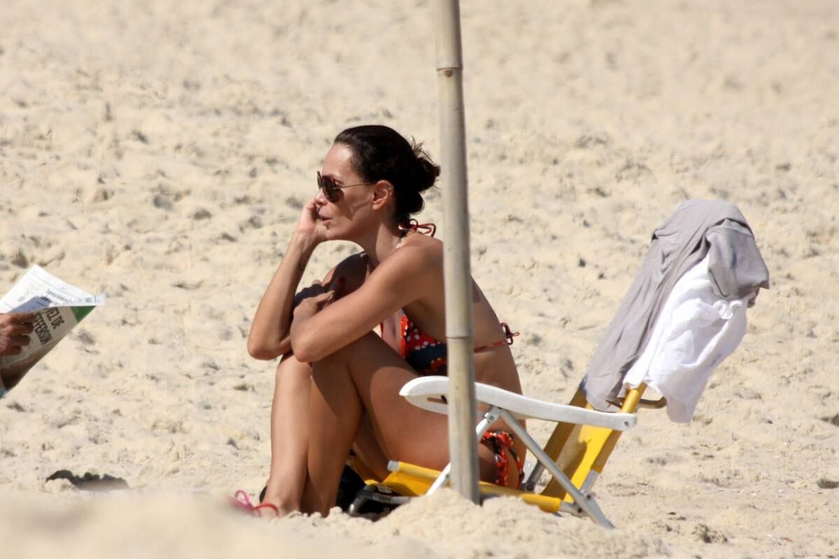 Carolina Ferraz tomou sol com o namorado