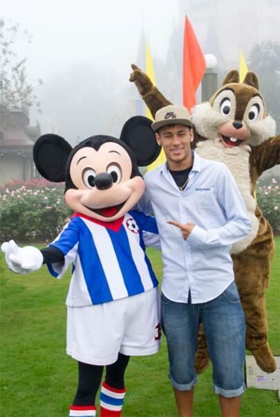 Mesmo quando Neymar foi tirar foto com o Mickey Mouse, teve penetra tentando aparecer!