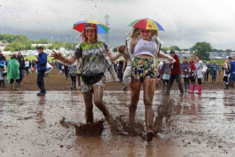 Participantes do Festival
de Música de Glastonbury brincam em poça de lama na Worthy Farm, em Somerset, Inglaterra, durante o 3º dia do
evento
