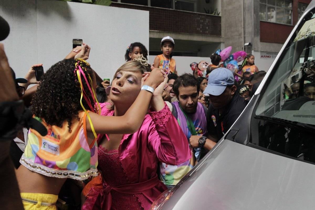 Carla distribuiu beijinhos 