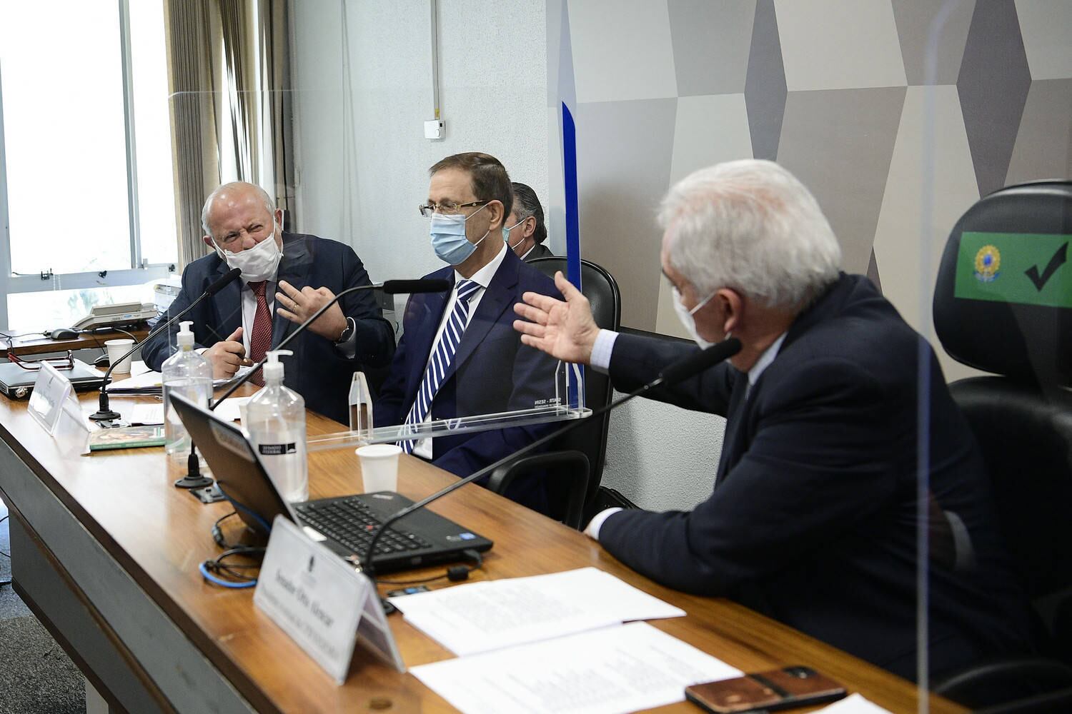 Senado FederalSeguir
CPIPANDEMIA - Comissão Parlamentar de Inquérito da Pandemia
Comissão Parlamentar de Inquérito da Pandemia (CPIPANDEMIA) realiza oitiva do empresário apontado como integrante do “gabinete paralelo” de aconselhamento ao presidente da República no enfrentamento à pandemia. O objetivo é esclarecer sobre esse suposto "ministério paralelo da saúde", incluindo a sugestão de utilização de medicamentos sem eficácia comprovada e o apoio à imunidade de rebanho.

 

Ocupando momentaneamente a presidência, senador Otto Alencar (PSD-BA) desentendeu-se com Alberto Zacharias Toron, advogado do depoente Carlos Wizard. "O seu advogado está muito corado e o senhor amarelou, sr. Carlos", disse Otto. A referência irritou Toron. "V. Exa. se referiu a mim e não quer que eu responda? Isso é de uma covardia!" o senador chegou a pedir à Polícia Legislativa a retirada do advogado, mas o incidente se encerrou com a retratação de ambas as partes.

 

Mesa:

advogado Alberto Zacharias Toron;

empresário Carlos Wizard Martins;

presidente eventual da CPIPANDEMIA, senador Otto Alencar (PSD-BA).

 

Foto: Pedro França/Agência Senado