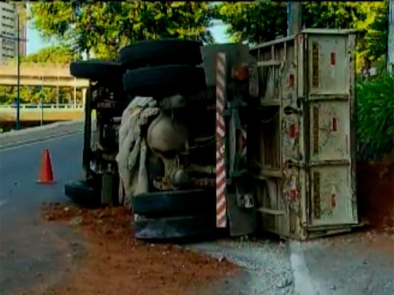 Após o acidente, a caçamba continuou ocupando uma faixa da via, mas o tráfego de veículos na região não registra retenção
