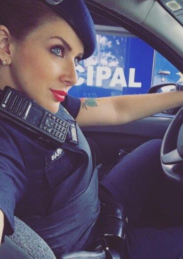 Um de seus seguidores não economizou nos galanteios e comentou: "Amo mulher de farda, e você é à mais linda"