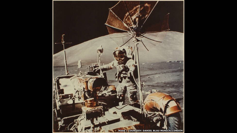 Em 1972, Apollo 17 tornou-se a última missão espacial americana à Lua. Eugene Cernan, Harrison Schmitt e Ronald Evans participaram da missão. Schmitt, o único cientista a ter pisado na Lua, e Cernan, retratado nesta foto, exploraram a superfície com um rover lunar, coletaram amostras de rocha e conduziram experimentos enquanto Evans orbitava no módulo de comando 