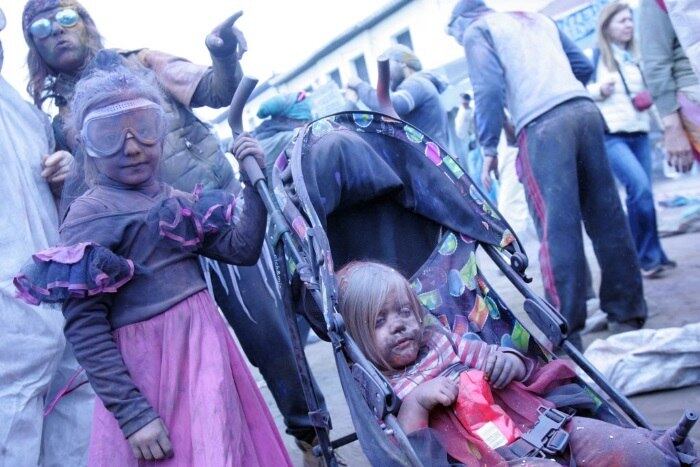 As crianças participam da brincadeira, mas os pais e mães mais precavidos usam equipamentos de proteção, como óculos de mergulho